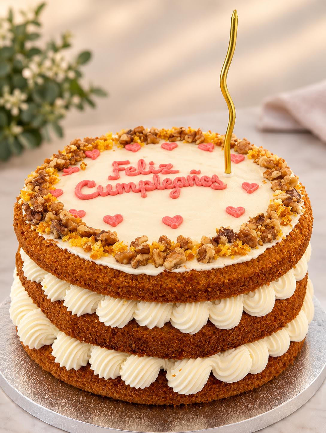 Tarta de zanahoria de tres pisos con crema de queso, nueces y mensaje de cumpleaños